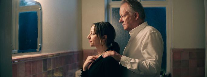 Andrea Bræin Hovigová jako Anja a Stellan Skarsgård v roli Tomase.