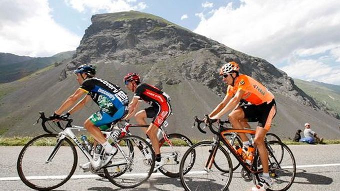 Jezdci Tour de France mezi alpskými velikány na trati deváté etapy.