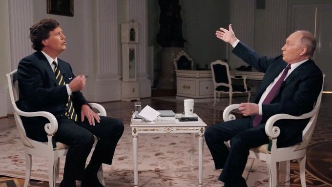 Americký moderátor Tucker Carlson při rozhovoru s Vladimirem Putinem
