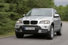 BMW X5 3.0d (2007), najeto 239 000 km - 369 000 Kč. Podobná situace jako v případě Audi panuje i u BMW. X5 má ale výhodu v tom, že v tomto ročníku jde již o jeho druhou generaci. Té je za danou cenu pomálu, zato velký výběr panuje u genereace první. Nejčastější jsou v obou případech také naftové šestiválce.