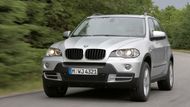 BMW X5 3.0d (2007), najeto 239 000 km - 369 000 Kč. Podobná situace jako v případě Audi panuje i u BMW. X5 má ale výhodu v tom, že v tomto ročníku jde již o jeho druhou generaci. Té je za danou cenu pomálu, zato velký výběr panuje u genereace první. Nejčastější jsou v obou případech také naftové šestiválce.