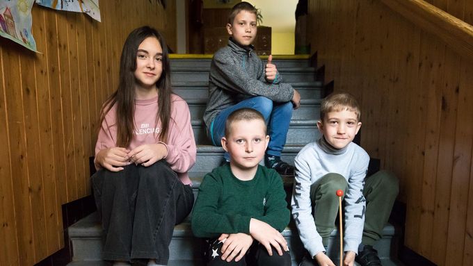 Děti, které začaly navštěvovat Krakonošovu ZŠ a MŠ Loukov na Semilsku.