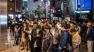 Fronta před tokijským hlavním obchodem řetězce knihkupectví Kinokunija na nový román Harukiho Murakamiho.