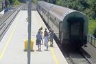 Video: Vystupujte z vlaku opatrně, nabádá s pomocí drastických snímků správa železnic