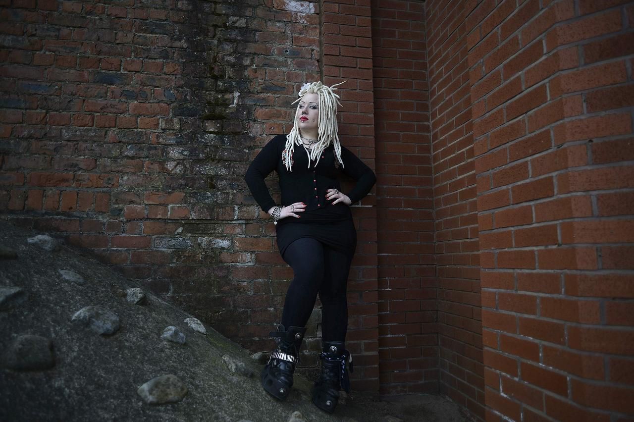 Goth Tara Price poses for a photograph during the Goth festival in Whitby, northern England April 28, 2013. The Goth culture emerged from the Punk scene in the 1980's, developing its own music and fashion styles. The festival in Whitby is now in its 19th year and attracts around ten thousand people over the weekend. REUTERS/Nigel Roddis (BRITAIN - Tags: ENTERTAINMENT SOCIETY PORTRAIT) Published: Dub. 28, 2013, 12:06 odp.