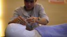 A student practices with a mannequin during their undertaker service class at the Tianquanjiajing Funeral Service school in Jiaxing, Zhejiang province May 29, 2012. A new breed of young Chinese undertakers are fighting centuries-old taboos to gain social acceptance for their profession, saying they help the deceased and their families make their final parting with respect. There are more than 1,500 students across the country studying to become undertakers each year. Courses in funeral services take three years to complete and the service includes washing of the dead body as well as providing funeral make-up and dressing. Picture taken May 29, 2012. REUTERS/Carlos Barria (CHINA - Tags: SOCIETY) ATTENTION EDITORS - PICTURE 14 OF 17 FOR PACKAGE 'FUNERAL SERVICE STUDENTS' Published: Čer. 7, 2012, 2:44 dop.