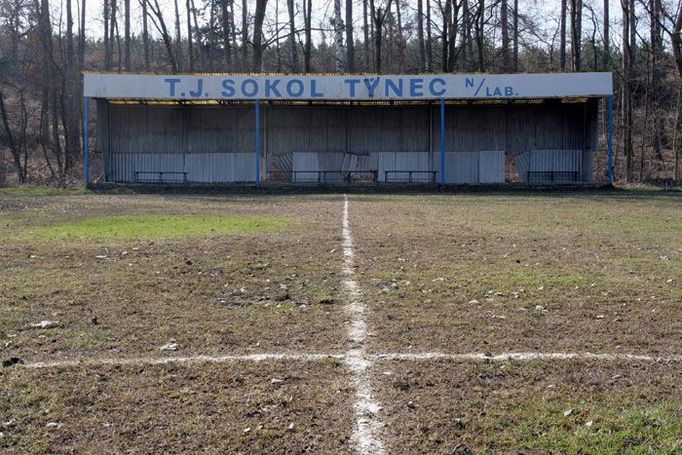 Fotbalové hřiště je zaplavováno pravidelně. Postavili jej totiž přesně v místě někdejšího meandru řeky Labe pod někdejším keltským oppidem na vršku Kolo.