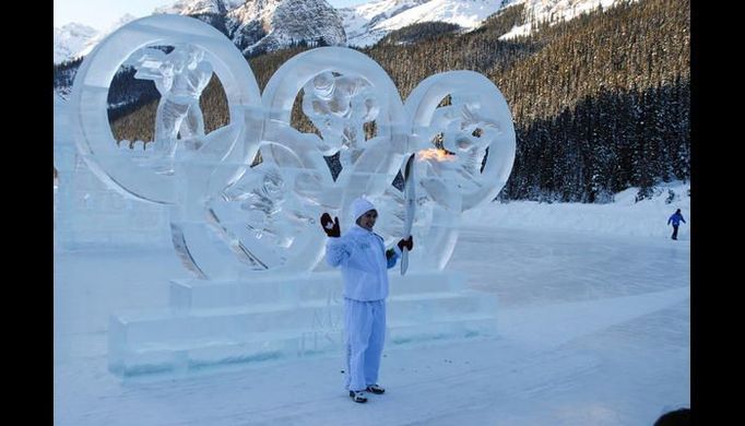 Snímek z Ice Magic festivalu, který se každoročně odehrává o třetím lednovém týdnu v kanadském národním parku Banff na jezeře Louise. V Kanadě začínají za pár dní zimní olympijské hry. Letošní ročník festivalu byl proto ve znamení olympiády. Na snímku vidíte z ledu vytesané olympijské kruhy i dívku s ledovou pochodní.