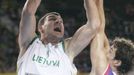 Litevský basketbalista Jonas Maciulis (vlevo)skóruje přes Jiřího Welsche.