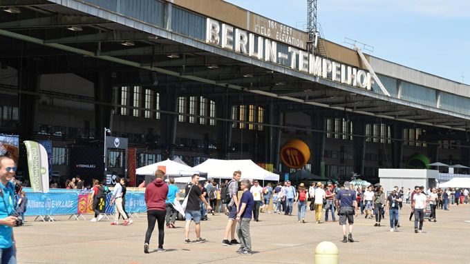 Bývalé berlínské letiště Tempelhof je dějištěm závodů formule E už řadu let. Letos se jich pojede hned šest.
