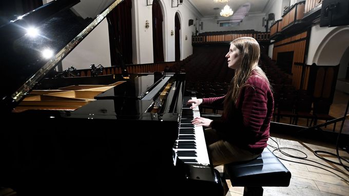 Markéta Irglová pokřtila nový klavír ve velkém sále kulturního zařízení města Valašského Meziříčí.