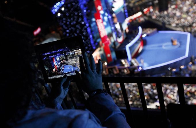 A convention guest shoots pictures with her tablet computer during the first session of the Democratic National Convention in Charlotte, North Carolina, September 4, 2012. REUTERS/Jonathan Ernst (UNITED STATES - Tags: POLITICS ELECTIONS) Published: Zář. 4, 2012, 10:55 odp.