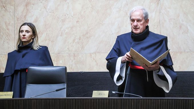 Ústavní soud vyhlásil rozhodnutí o návrhu na zrušení přísnějších podmínek pro předčasné důchody. Zleva soudkyně Veronika Křesťanová a předseda soudu Josef Baxa.