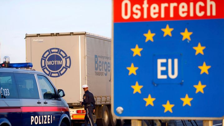Rakousko reaguje na rostoucí epidemická čísla v Česku. Obnovuje hraniční kontroly