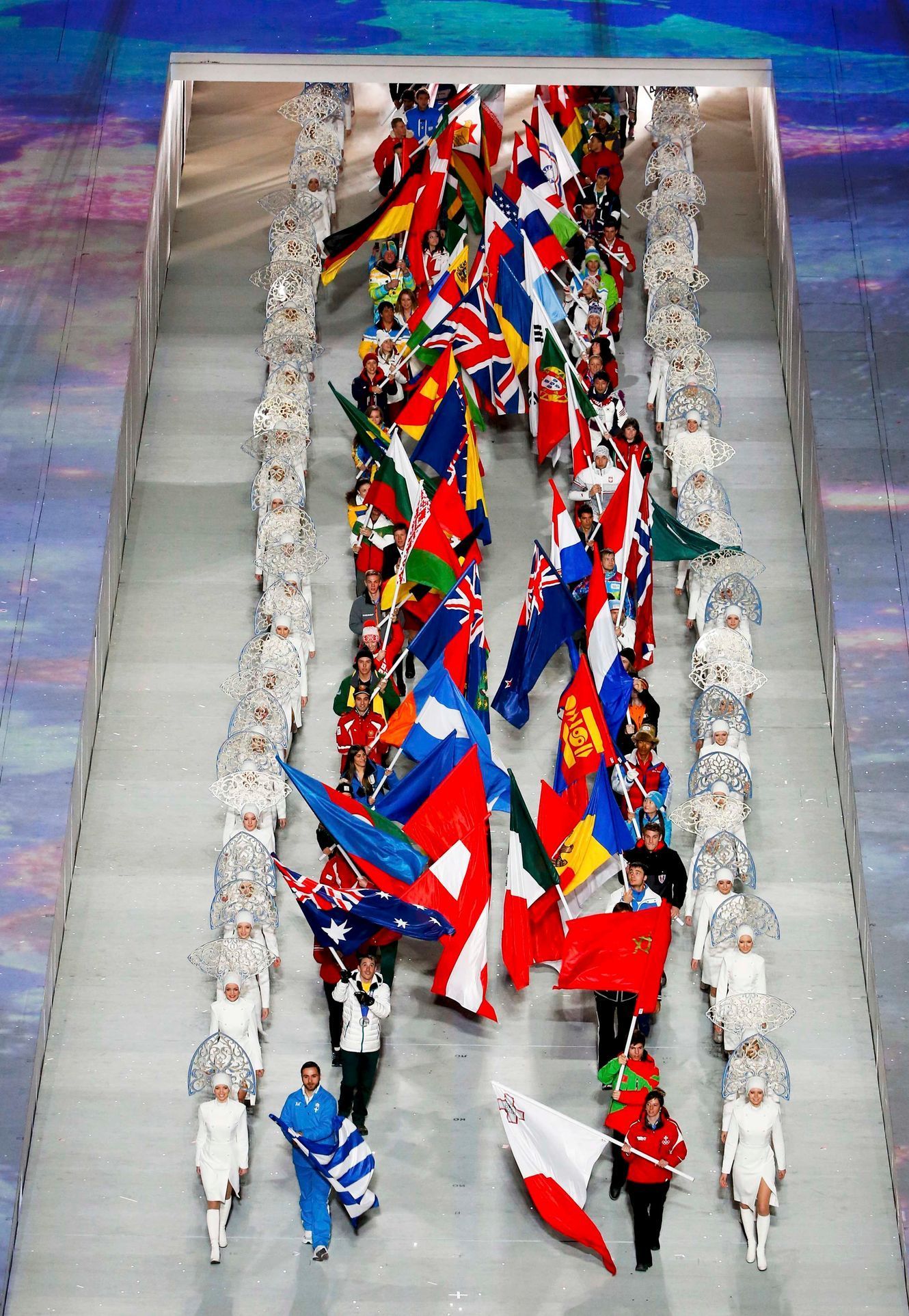 Soči 2014, závěrečný ceremoniál: vlajky účastnických zemí