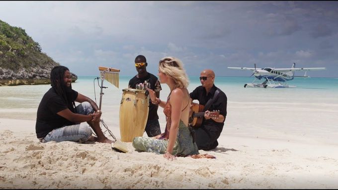 Na Bahamách Joss Stoneová vystoupila s reggae kapelou Willis and the Illest.
