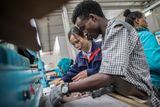 Youqiong Zhang (Čína): Čínští experti učí Etiopany, jak vyrábět boty. Finalista v kategorii Dokument (Professional). Ukázka z širšího souboru snímků nazvaného "Přechod od Made in China k Made in Africa".