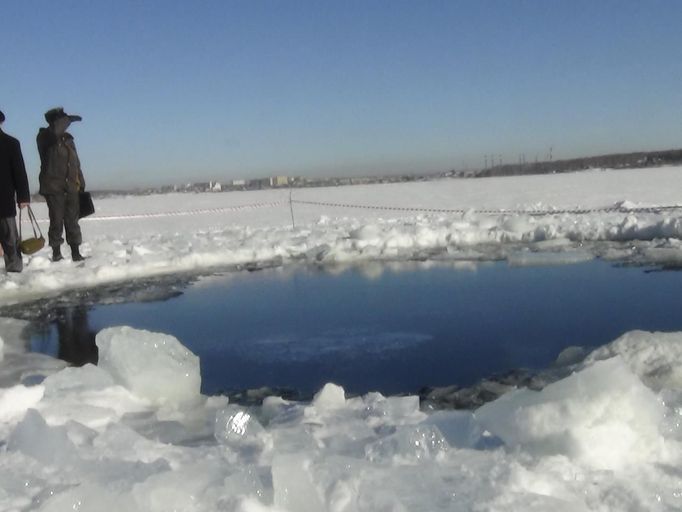 Ruská policie prověřuje místo, kam pravděpodobně dopadl meteorit. Jezero Čebarkul, 80 km od Čeljabinsku.