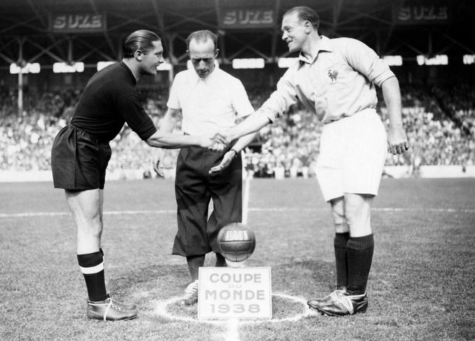 Hráči fotbalového týmu Itálie nastoupili ve čtvrtfinále proti Francii na MS v kopané v roce 1938 v černém dresu.