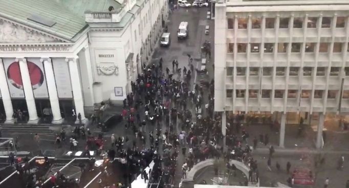 Policie zasahuje proti davu mladých lidí na Place de la Monnaie v Bruselu.