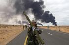 Kaddáfí dobyl zpět dvě města a útočí na baštu povstalců