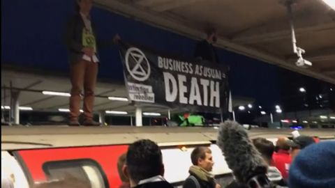 Ekologičtí aktivisté narušili provoz metra na východě Londýna