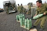 Izraelští vojáci chystají granáty pro další ostřelování libanonského Hizballáhu.