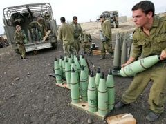 Izraelští vojáci chystají granáty pro další ostřelování libanonského Hizballáhu.