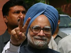 Premiér Manmohan Singh riskoval kvůli jaderné dohodě svou vládní koalici