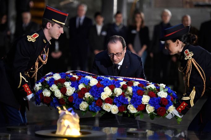 Francouzský prezident Francois Hollande při kladení věnce