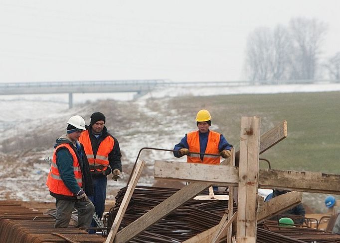 Zatímco některé mosty v okolí jsou již hotové, na dálnici a několika přivaděčích je ještě mnoho práce.