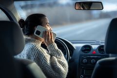 Až čtvrtina řidičů se přiznává, že při řízení čte SMS. Nehod z nepozornosti přibylo