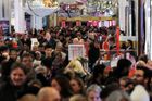Pro obchodníky v řadě zemí je takzvaný Černý pátek obvykle nejrušnějším dnem v roce. Snímek z obchodu Macy´s Herald na Manhattanu v New Yorku.