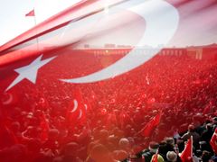 Turci protestují proti zrušení zákazu nošení šátků na univerzitách