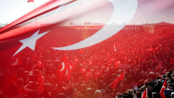 Turci protestují proti zrušení zákazu nošení šátků na univerzitách