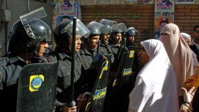Egyptská policie zablokovala přístup do některých volebních místností.