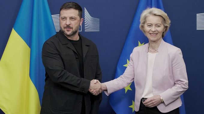 Předsedkyně Evropské komise (EK) Ursula von der Leyenová vítá v Bruselu ukrajinského prezidenta Volodymyra Zelenského (17. srpna 2025).