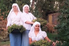 Falešné jeptišky rozjely byznys s trávou. S jointem v puse léčí a boří stereotypy