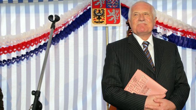 Prezident Klaus na autogramiádě své knihy Rok devátý.