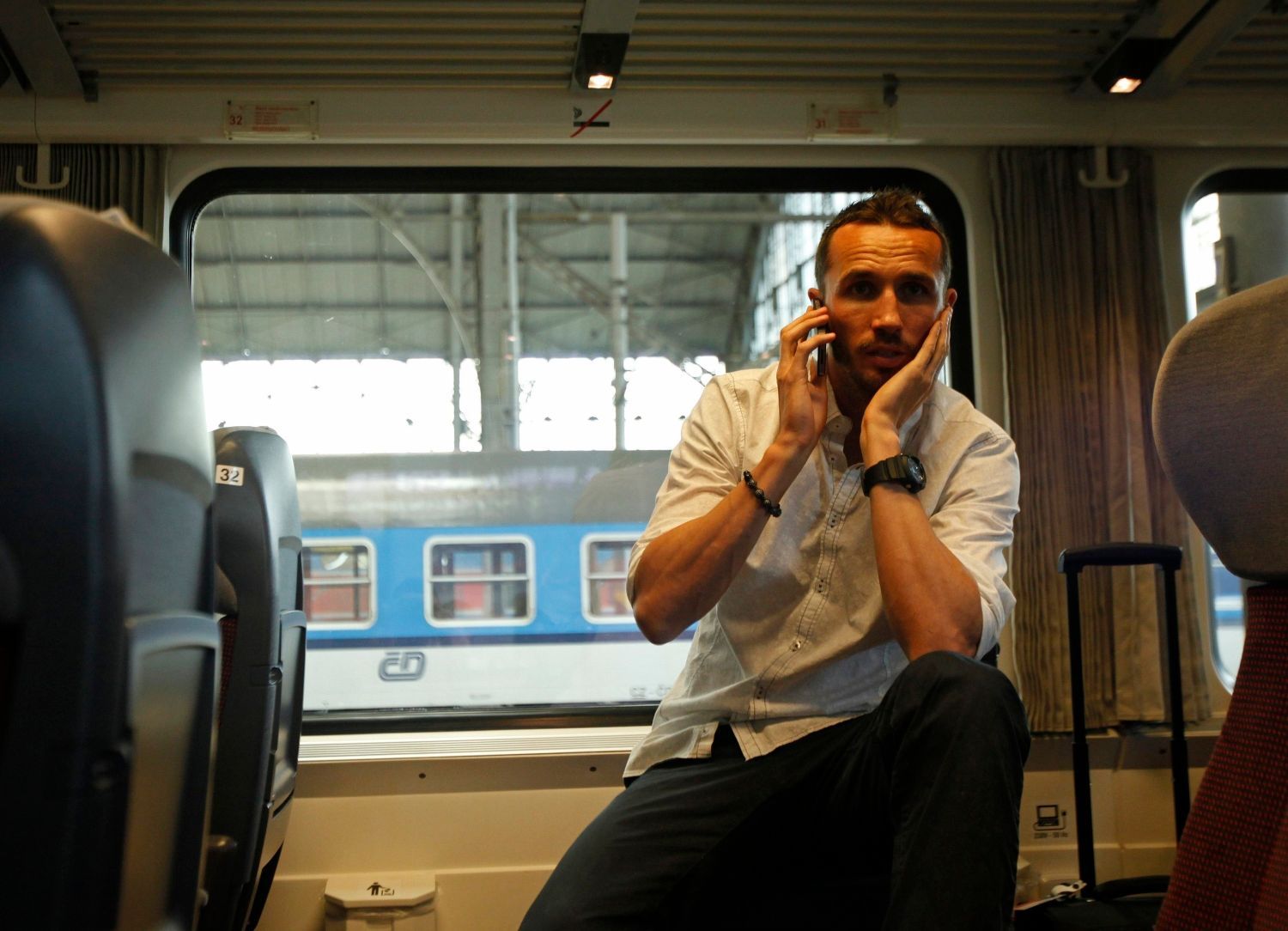 Tomáš Sivok ve vlaku na pražském hlavním nádraží před odjezdem na Euro 2012