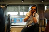 Tomáš Sivok telefonuje ve vlaku.