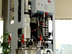 Demonstrační zařízení Fraunhoferova institutu: vodík z Powerpaste zásobuje 100W palivový článek.