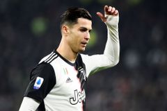 Ronalda podruhé během týdne vystřídali. Ani nepočkal, jak zápas proti AC dopadl