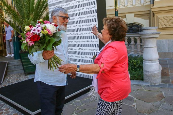 Prezident festivalu Jiří Bartoška už se pozdravil s herečkou Jiřinou Bohdalovou.