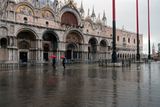 Benátky v neděli zasáhla další povodňová vlna, která tentokrát sahala do výšky 150 centimetrů. Italské město zažilo ohledně záplav nejhorší týden za více než sto let, uvádí britský deník The Guardian.