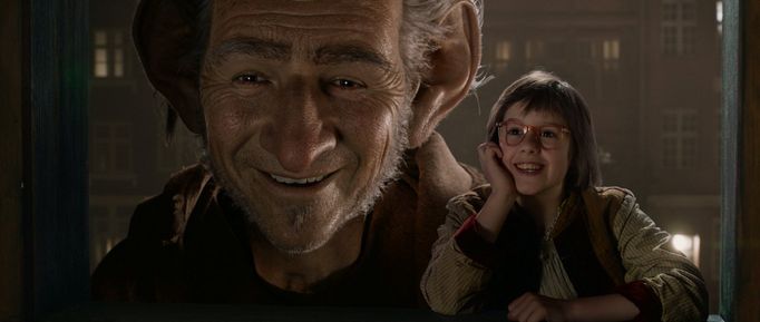 Mark Rylance a Ruby Barnhillová ve snímku Stevena Spielberga Obr Dobr, který vznikl podle stejnojmenné Dahlovy knihy.
