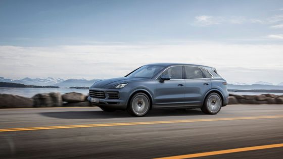 Nové Porsche Cayenne umí zatáčet všemi koly, poradí si s terénem a na okruhu pokoří kdejaký sporťák