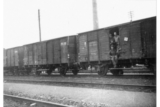 Nákladní železniční vagony použité při nucené evakuaci slovenských Němců z Dobšiné do severozápadních Čech v prosinci 1944 na příkaz německých úřadů.