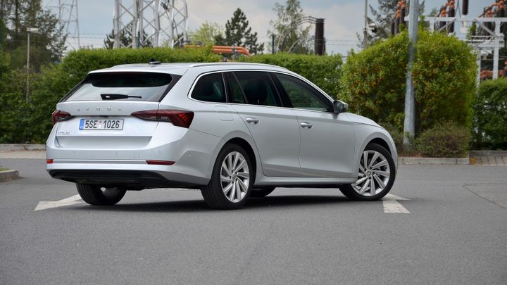 Prodej aut v se v dubnu propadl o 53 procent, rostly Hyundai, Tesla a Ferrari