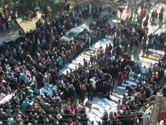 Lidé v Sýrii už umírají ne po desítkách, ale po stovkách. Na snímku pohřeb po masakru ve městě Homs.